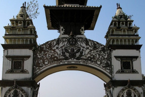 Indian_Nepalese_border_gate_at_Birgunj.jpg